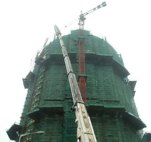 赣州市吊车在工地上作业